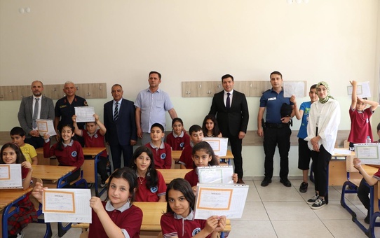 Elazığ'ın Keban ilçesinde karne heyecanı yaşandı