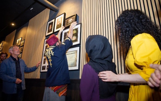 Hollanda'da Türk sanatçı Ozan Ömer Kadan'ın fotoğrafı Ünlüler Duvarı'na asıldı