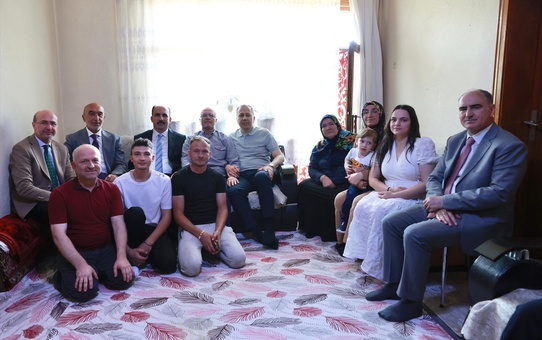 Bakan Yerlikaya'dan, şehit Astsubay Kaya'nın Konya'daki ailesine bayram ziyareti