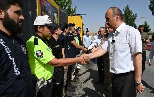 Batman Valisi Ekrem Canalp, uygulama noktasında görevli polis memurlarıyla bayramlaştı