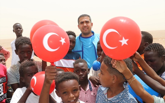 Sudan'da TDV tarafından dağıtılan balon ve şekerlerle çocuklar mutlu oldu