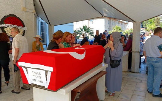 Eski Dışişleri Bakanı Yaşar Yakış, Akçakoca'da Son Yolculuğuna Uğurlandı