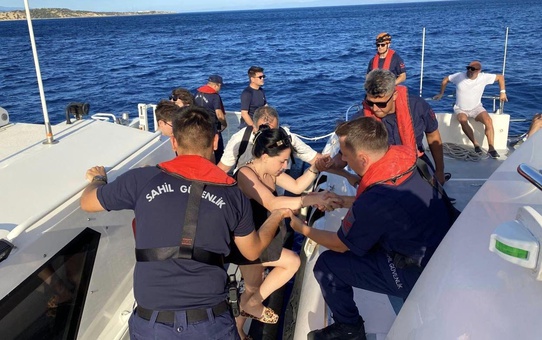 Assos Antik Limanı'nda Mahsur Kalan 99 Kişi Yangında Kurtarıldı