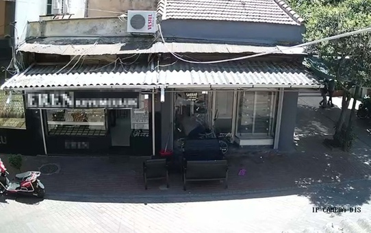 Motosiklet sürücüsü fenalaşarak kuyumcu dükkanına girdi