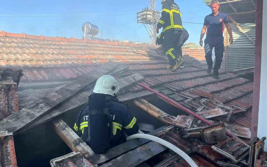 Tokat'ın Erbaa ilçesinde çıkan yangın sonucu bir ev kullanılamaz hale geldi