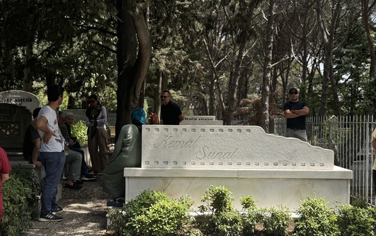 Kemal Sunal, Kabri Başında Anıldı