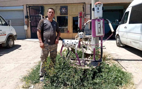 Eskişehir'de Hurda Egzozlardan Yapılan Şekiller Müşterilerin İlgisini Çekiyor