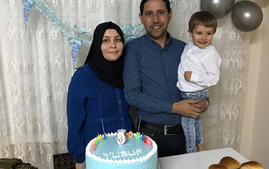 Bigadiç'te Ağaca Çarpan Otomobil Kazasında 3 Kişi Hayatını Kaybetti