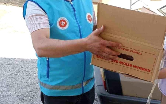 Gediz'de Kurban Bayramı'nda toplanan etler ihtiyaç sahiplerine dağıtılıyor