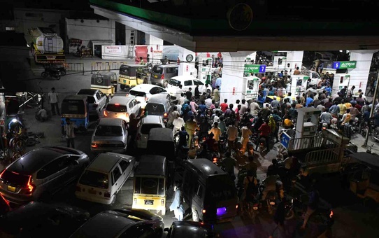 Pakistan'da Petrol Zammına Karşı Grev Öncesi Halk Petrol İstasyonlarına Akın Etti