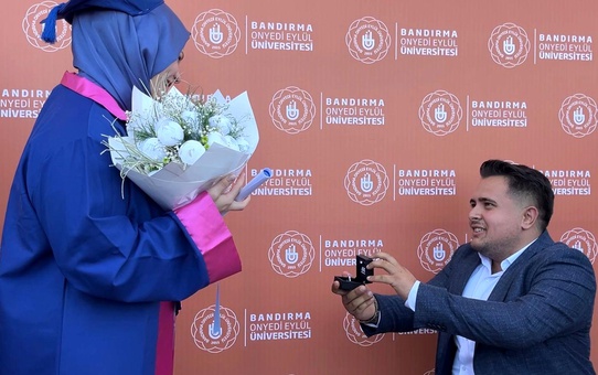 Bandırma Onyedi Eylül Üniversitesi'nde Mezuniyet Töreninde Evlenme Teklifi