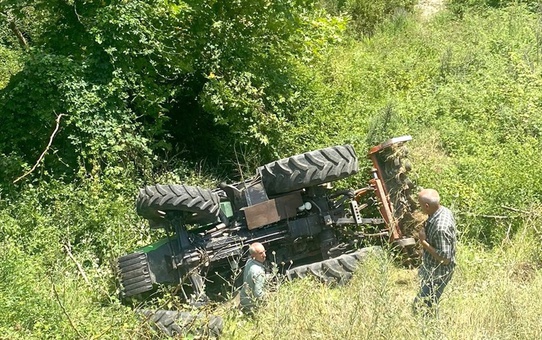 Karamürsel'de şarampole devrilen traktörün sürücüsü hastaneye kaldırıldı