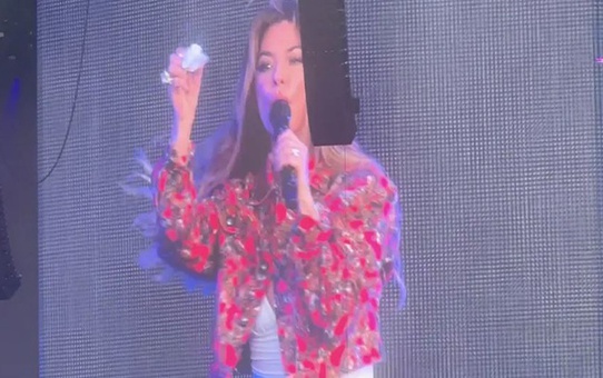 Kanadalı şarkıcı Shania Twain, Londra konserinde şarkısını yarıda kesip burnunu sildi