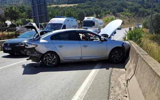 Geyve'de Kafa Kafaya Çarpışan Otomobillerde 1 Kişi Yaralandı