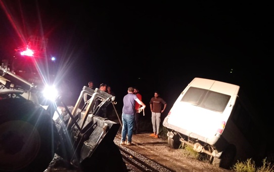 Van'ın Özalp ilçesinde sel sularına kapılan minibüste 3 kişi yaralandı