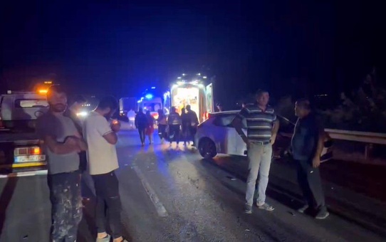 Afyonkarahisar'da 2 otomobil, kamyonet ve bir tırın karıştığı trafik kazasında 6 kişi yaralandı