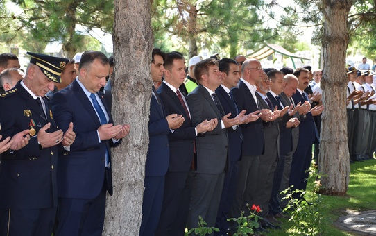 Karaman Valisi ve İl Protokolü Şehitleri Ziyaret Etti