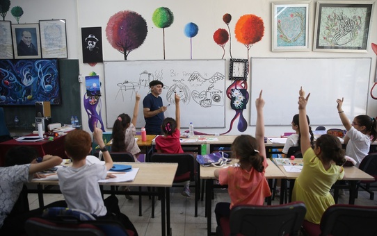 Depremde eserlerini kaybeden ressam Sait Işık, yeniden tuval karşısında