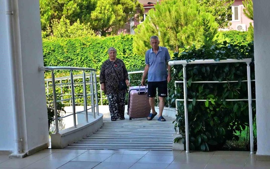Emekliler Antalya'da Ücretsiz Tatilin Keyfini Çıkarıyor