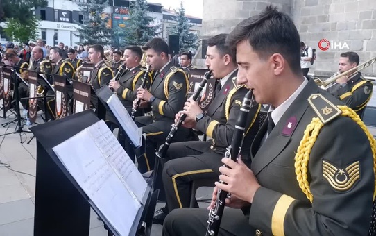 Askeri bando Erzurum'da coşturdu