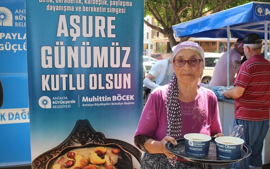 Antalya Büyükşehir Belediyesi Vatandaşlara Aşure İkramlarını Sürdürdü