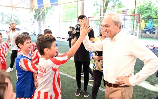 Kepez Belediye Başkanı Mesut Kocagöz, Haşim İşcan Spor Kulübü Engin Uğurlu Futbol Akademisi'ni ziyaret etti