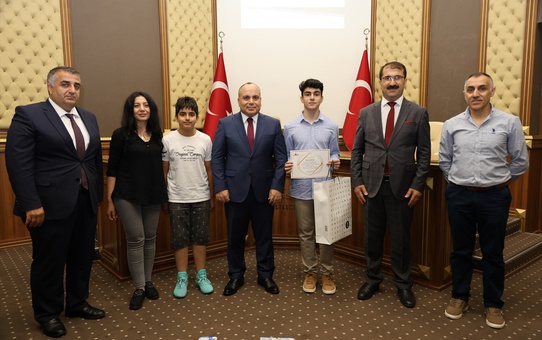 Artvin Valisi, LGS'de dereceye giren öğrencileri kutladı