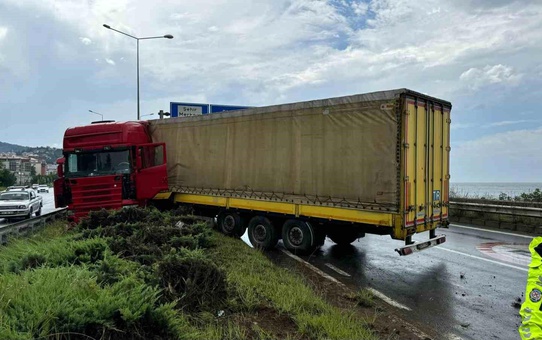 Rize Pazar'da Tır Ortaya Çıktı: Şoför Yaralandı