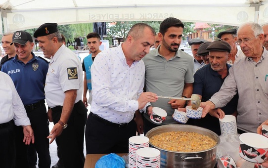 Samsun'un Asarcık ilçesinde muharrem ayı dolayısıyla 500 kişiye aşure ikram edildi