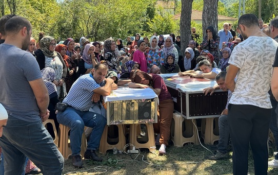 İstanbul Küçükçekmece'de trafik kazasında hayatını kaybeden kuzenlerin cenazeleri Bartın'da defnedildi