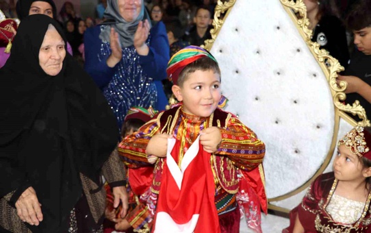 Şehit annesi, sünnet düğününde torununa Türk bayrağını hediye etti