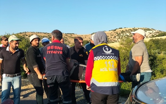 Adıyaman'ın Besni ilçesinde otomobil ile hafif ticari araç çarpıştı, 2 kişi yaralandı