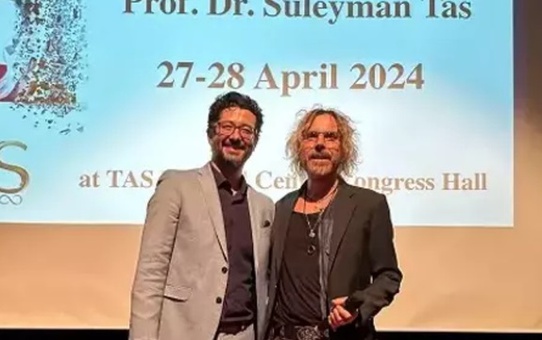 Prof. Dr. Süleyman Taş, ünlü oyuncu Kimberly Reyes'e izsiz yüz germe ameliyatı yaptı