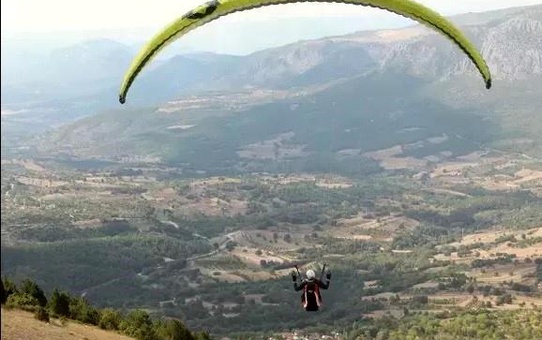 Bilecik'teki Meryem Dağı'nda Yamaç Paraşütü Uçuşları Başladı
