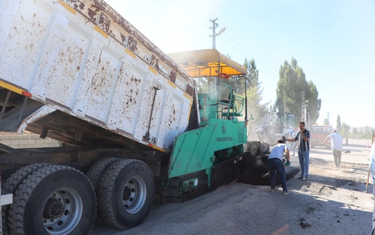 Şarkışla ve Cemel Belediyeleri Beldede Asfaltlama Çalışması Yapıyor