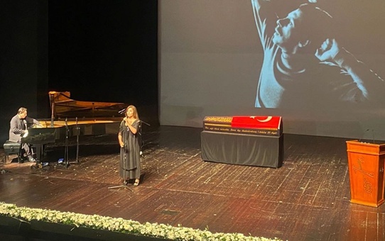 Bir yıldız daha kaydı! Genco Erkal son yolculuğuna uğurlandı