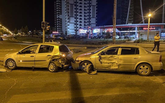 Diyarbakır'da 3 otomobilin karıştığı kazada 7 kişi yaralandı