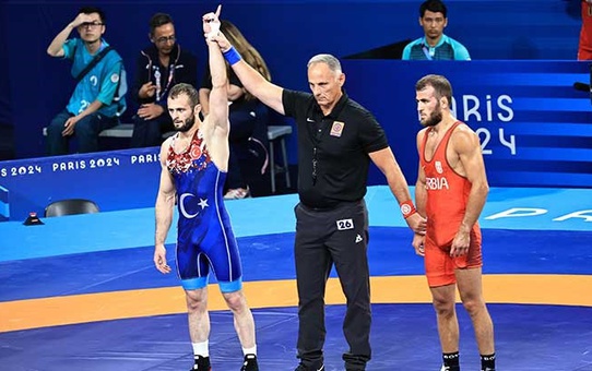 Milli güreşçi Enes Başar, eşi benzeri görülmemiş bir geri dönüşle Paris Olimpiyatları'nda son 16 turuna yükseldi