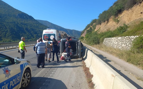 Amasya'da hafif ticari aracın devrilmesi sonucu 3 kişi yaralandı