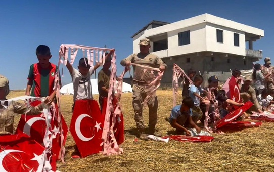 Diyarbakır'da Dicle Elektrik çalışmasına engel olan çocuklara jandarma tarafından ikramlık yiyecekler ve Türk bayraklı uçurtmalar dağıtıldı