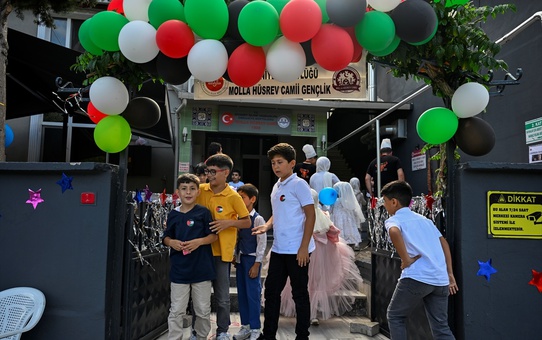 Ümraniye'deki Molla Hüsrev Camisi'nde çocuklar Kur'an-ı Kerim eğitimi alırken eğlendi