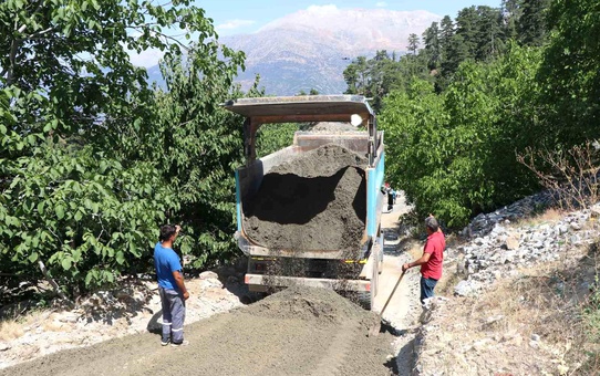 Alanya Belediyesi, kanser hastası çiftin evinin yolunu düzenledi