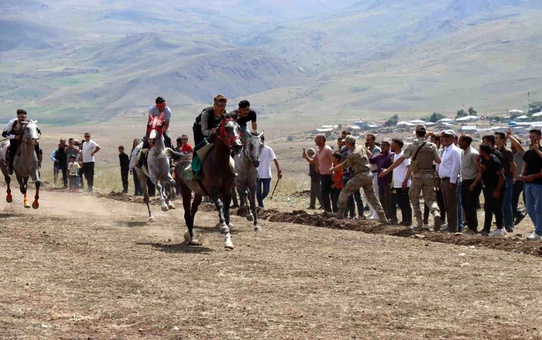 Erzurum'da At Yarışları Heyecanı