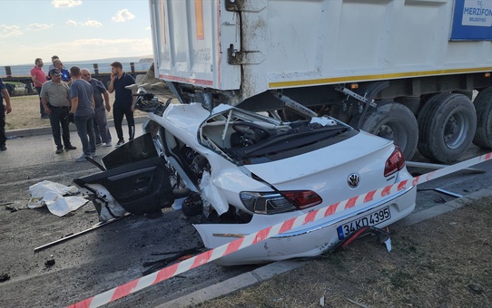 Amasya'da kırmızı ışıkta bekleyen tıra çarpan otomobilde 1 kişi hayatını kaybetti