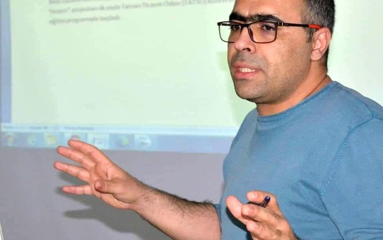 Bitlis Belediye Başkanı ve Şoförü Gazeteciye Saldırdı