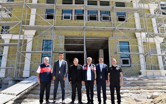 Kırşehir Valisi ve İçişleri Bakanlığı İller İdaresi Genel Müdürü, kentteki inşaatları inceledi