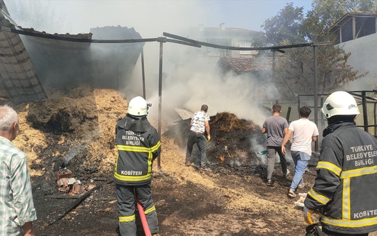 Tokat'ın Erbaa ilçesinde yangın: Ahır ve samanlık zarar gördü