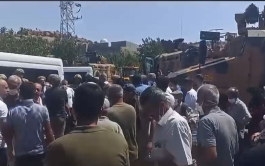 Mardin'de elektrik şirketi ekibinin yolu kesildi