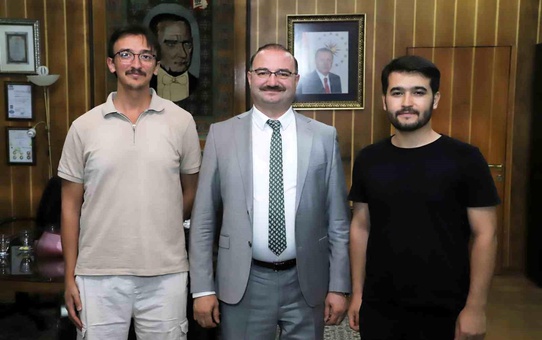 Atatürk Üniversitesi Tıp Fakültesi Öğrencileri, Akıllı İlaç Takip Sistemi Projesi İle Rektörü Ziyaret Etti