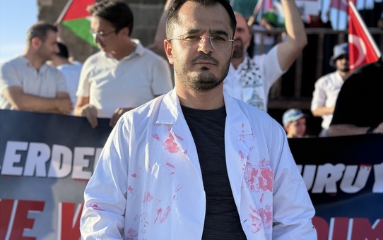 Erzurum'da İsrail'in Gazze'ye yönelik saldırılarını protesto eden sağlık çalışanları sessiz yürüyüşlerine devam etti